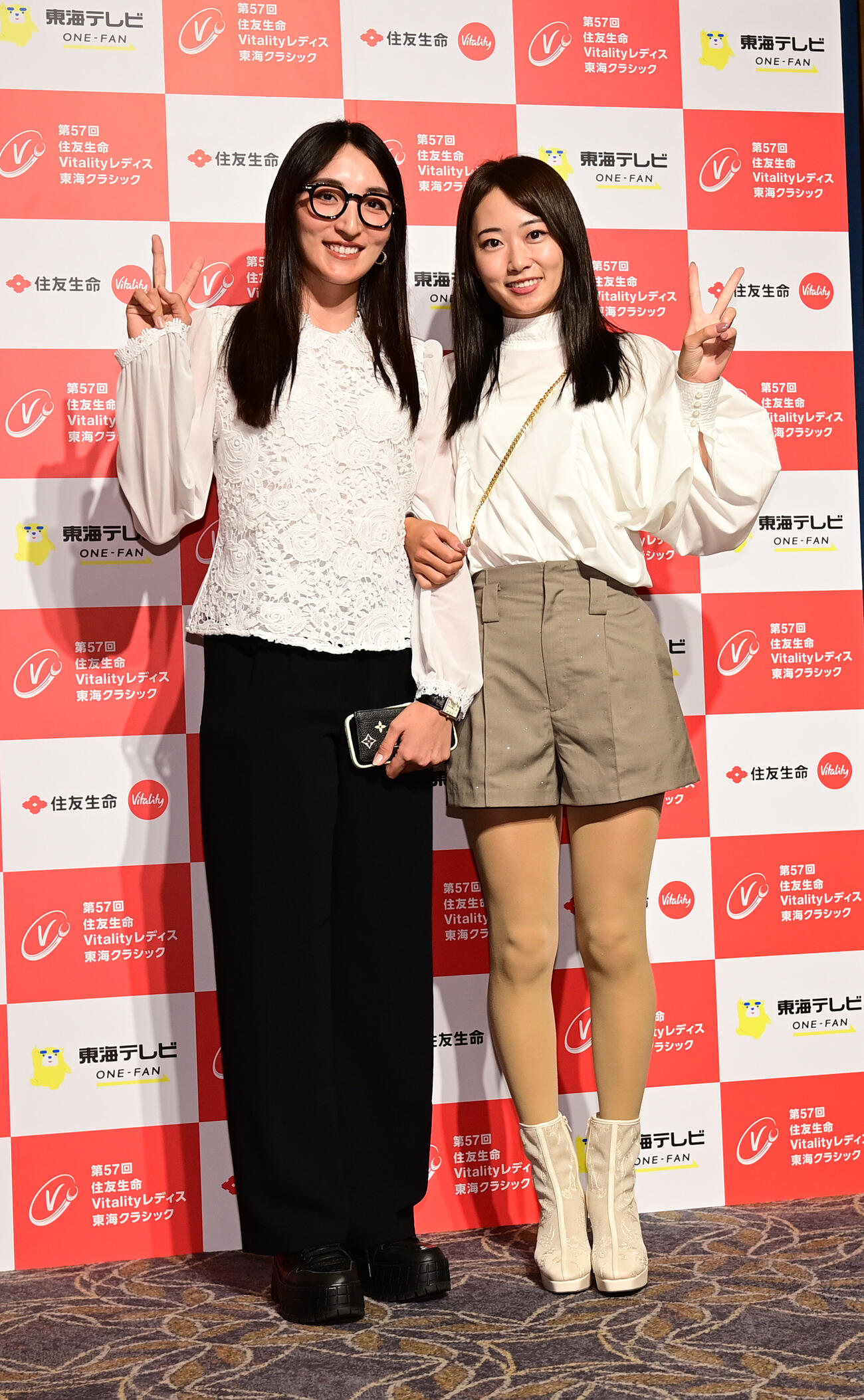 住友生命レディス東海C「前夜祭」　　脇元華（左）と安田祐香（撮影・森本幸一）