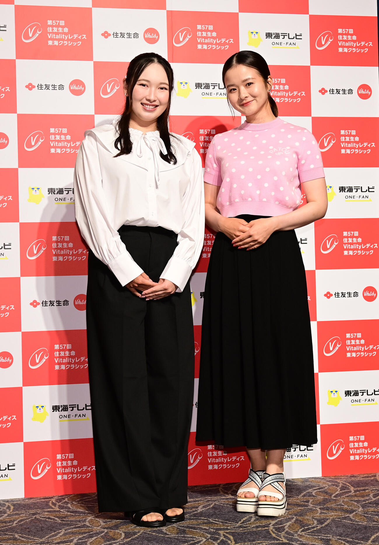 住友生命レディス東海C「前夜祭」　　小祝さくら（左）と川崎春花（撮影・森本幸一）