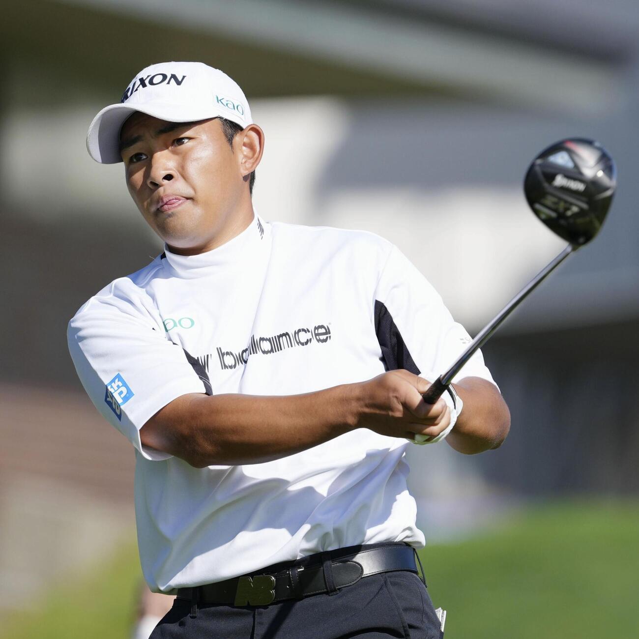 第1日、ティーショットを放つ山下勝将。5アンダーで2位（共同）