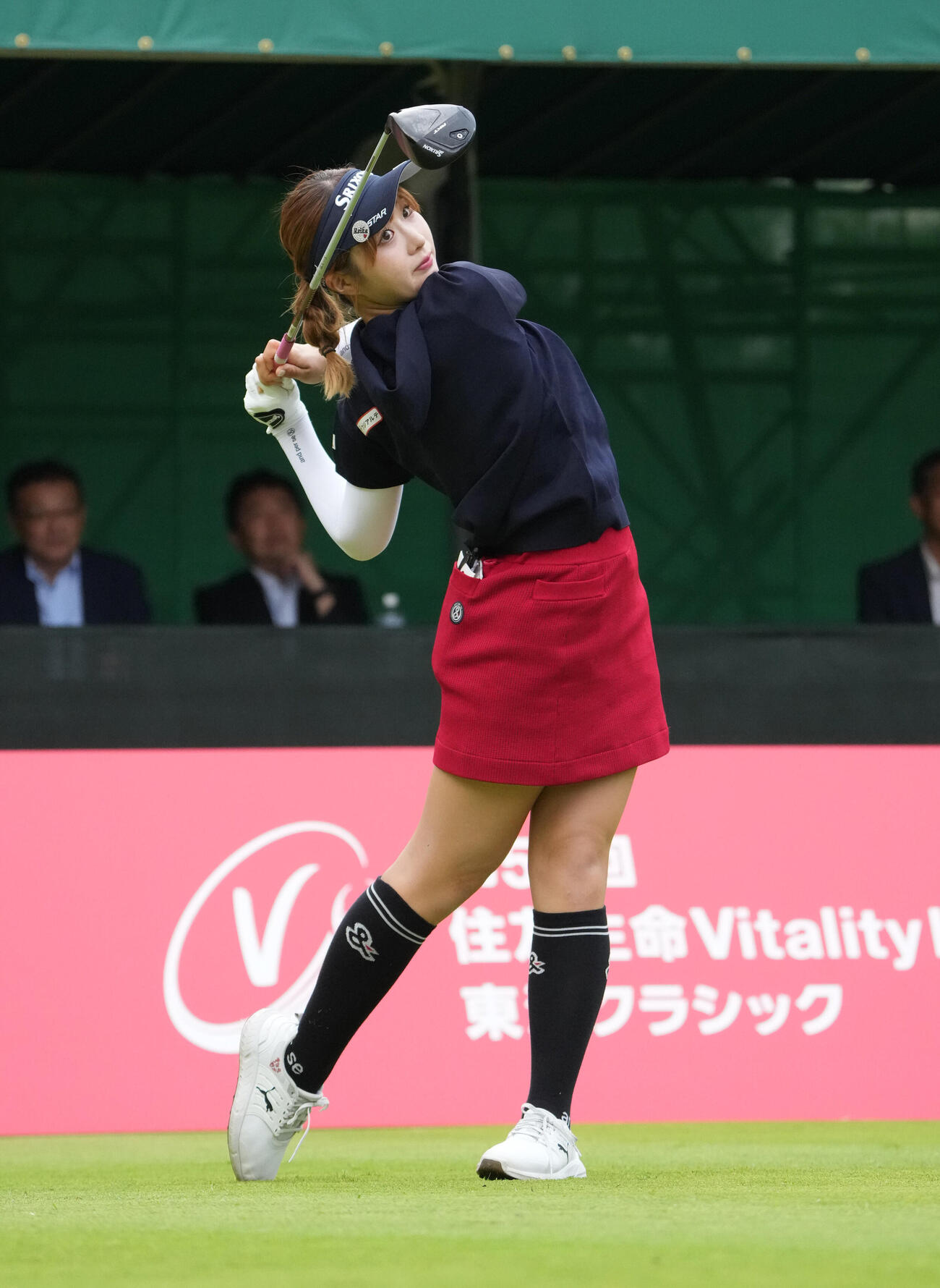 住友生命レディス東海C「1日目」　　1番、スタート前にコースを見る都玲華（撮影・森本幸一）
