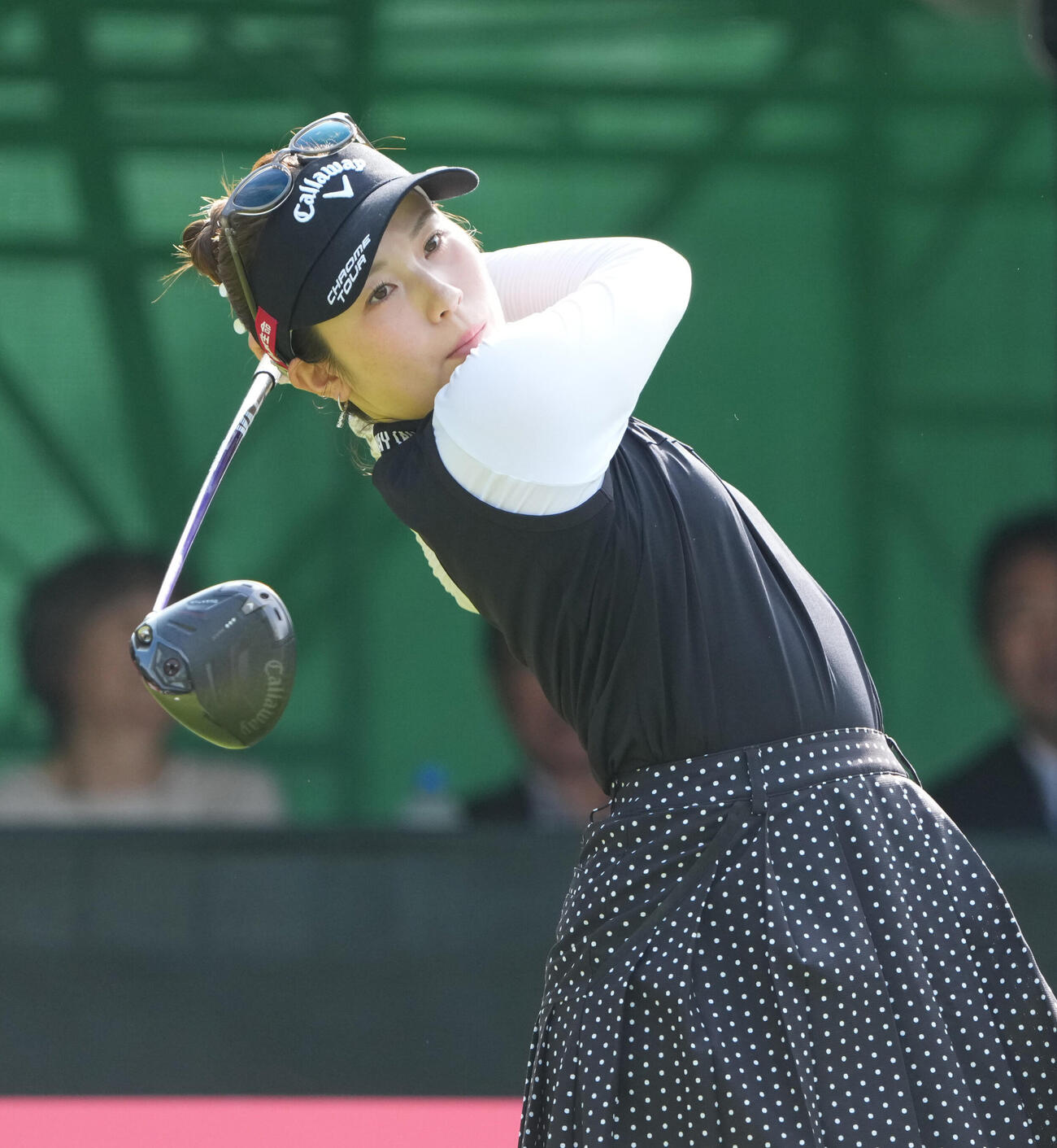 住友生命レディス東海C「1日目」　　1番、スタート前に素振りをする西村優菜（撮影・森本幸一）