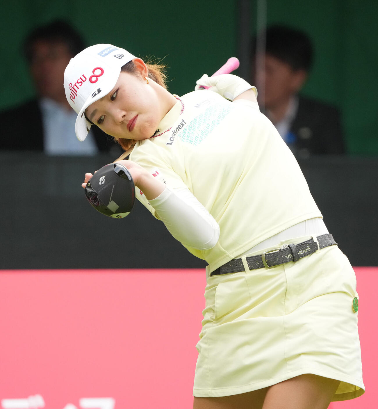 住友生命レディス東海C「1日目」　　1番、スタート前にストレッチをする古江彩佳（撮影・森本幸一）
