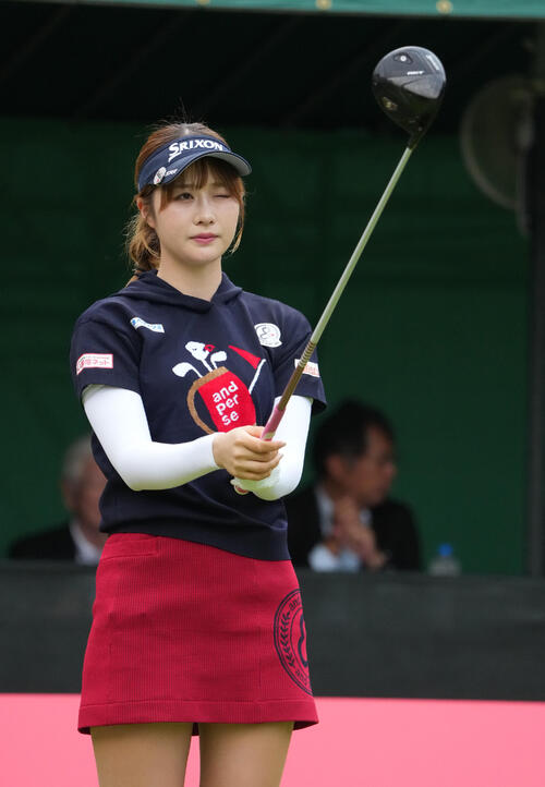 住友生命レディス東海C「1日目」　　1番、スタート前にコースを見る都玲華（撮影・森本幸一）