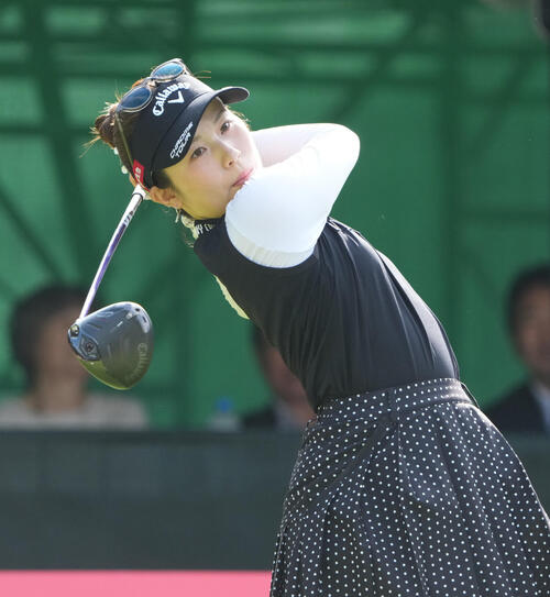 住友生命レディス東海C「1日目」　　1番、スタート前に素振りをする西村優菜（撮影・森本幸一）