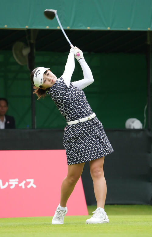 住友生命レディス東海C「1日目」　　1番、ティーショットを放つ政田夢乃（撮影・森本幸一）