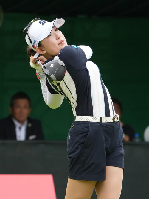 住友生命レディス東海C「1日目」　　1番、ティーショットを放つ加藤麗奈（撮影・森本幸一）