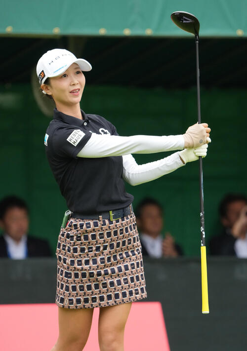 住友生命レディス東海C「1日目」　　1番、ティーショットを放ちコースを見つめる金沢志奈（撮影・森本幸一）
