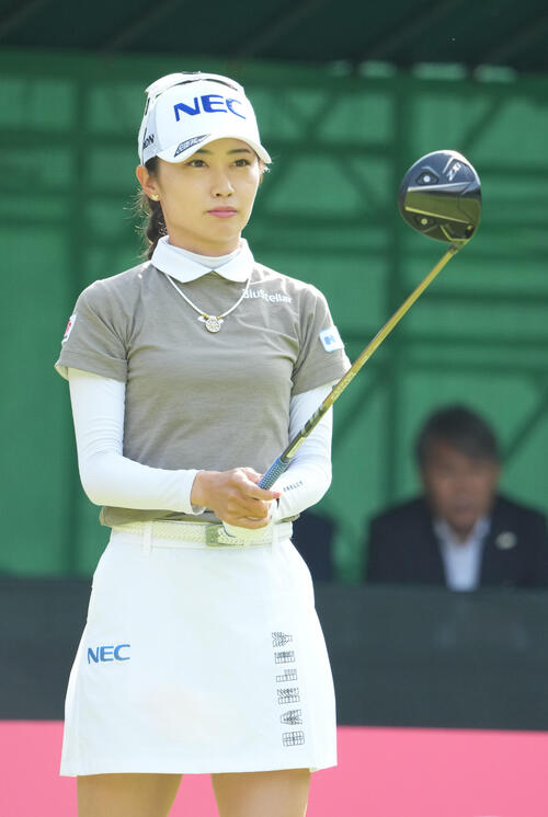 住友生命レディス東海C「1日目」　　1番、スタート前にコースを見つめる安田祐香（撮影・森本幸一）