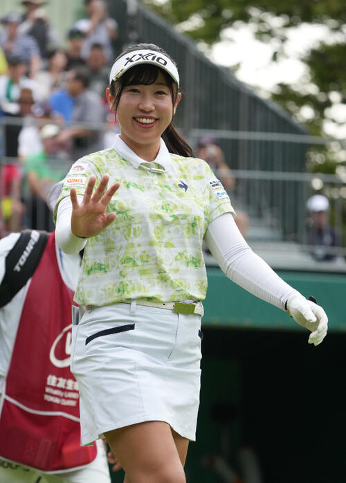 住友生命レディス東海C「1日目」　　1番、スタートする菅沼菜々（撮影・森本幸一）