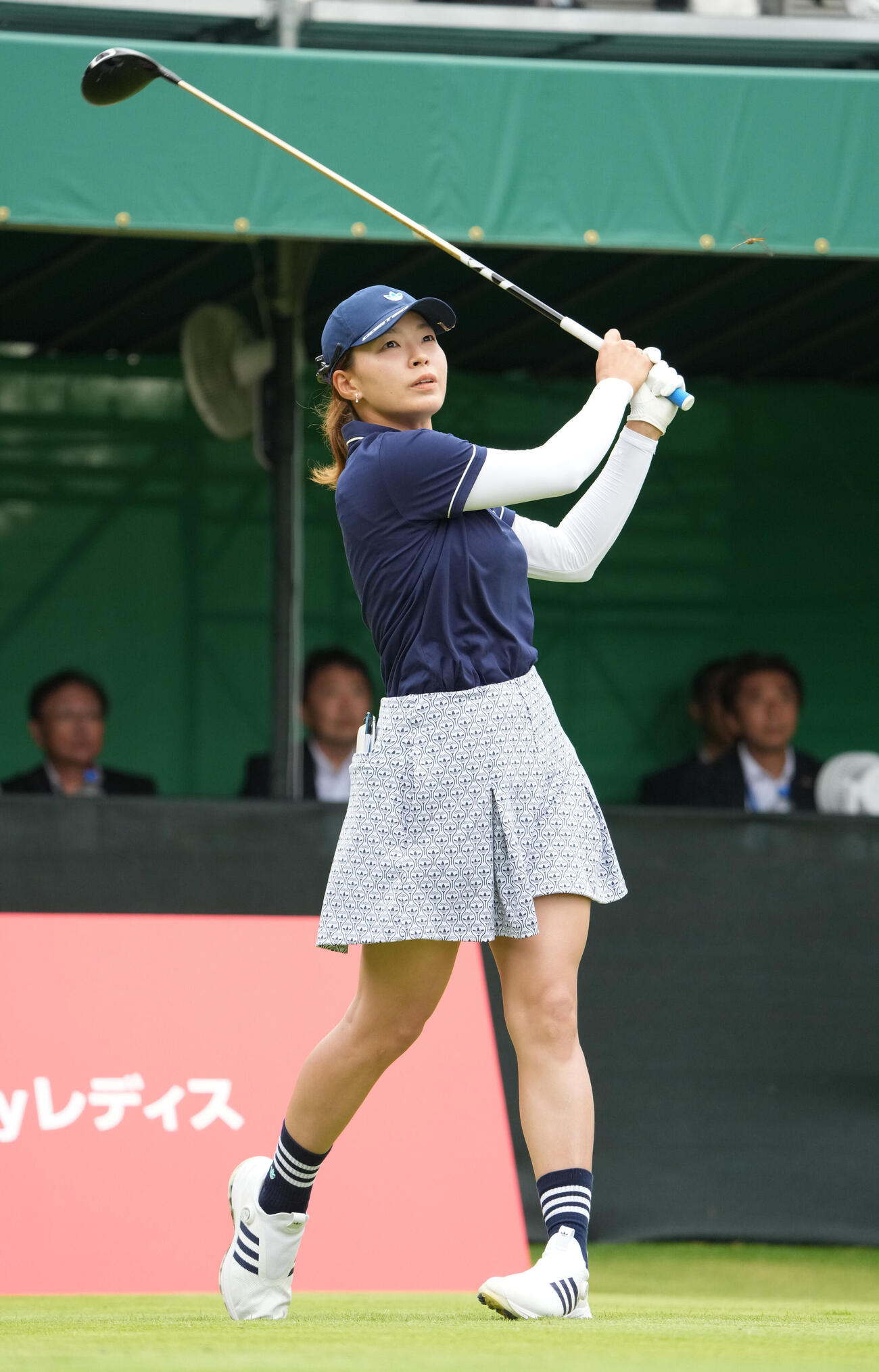 住友生命レディス東海C「1日目」　　1番、ティーショットを放つ渋野日向子（撮影・森本幸一）