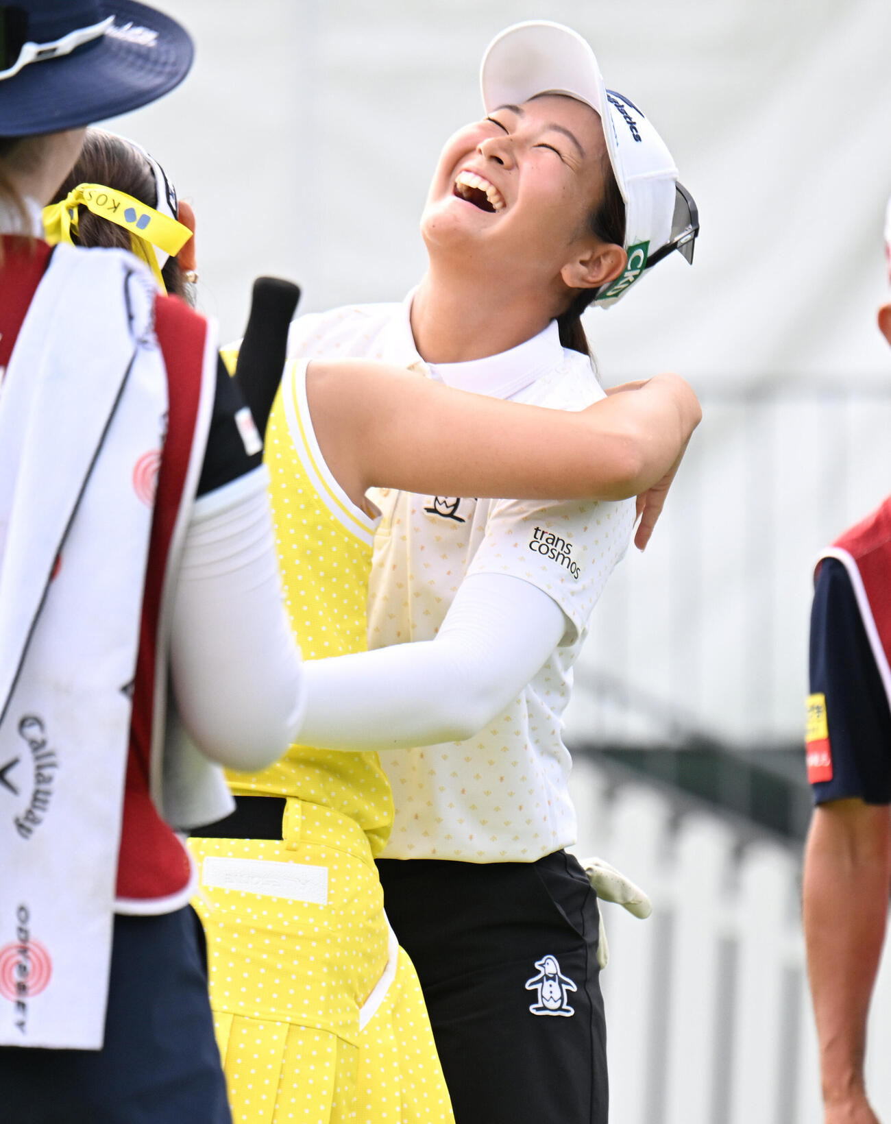 首位に立ち、河本結（手前）と抱き合う神谷そら（撮影・和賀正仁）