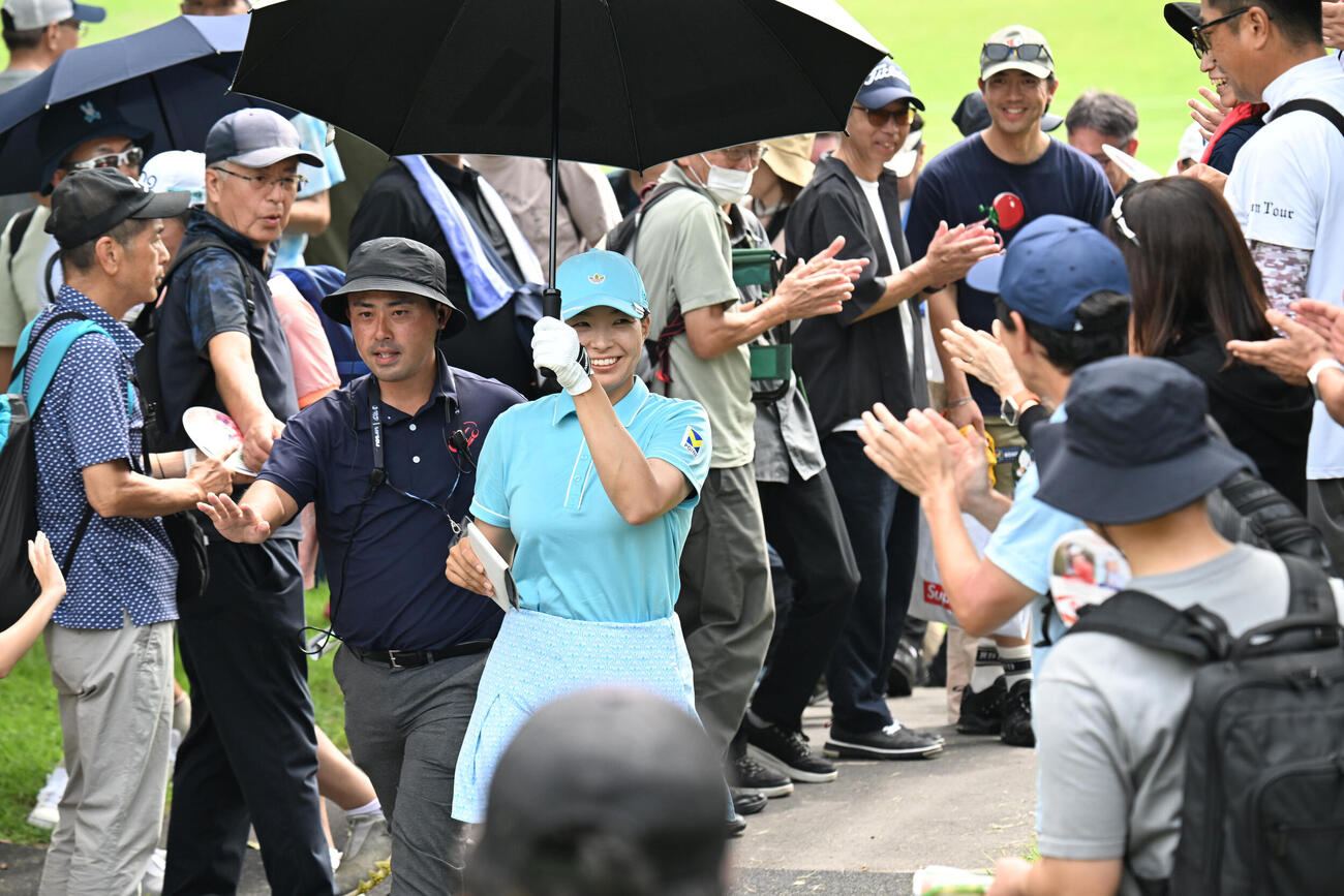 1番、バーディーを奪いギャラリーの拍手に笑顔を見せる渋野日向子（撮影・和賀正仁）