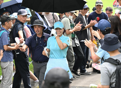 1番、バーディーを奪いギャラリーの拍手に笑顔を見せる渋野日向子（撮影・和賀正仁）
