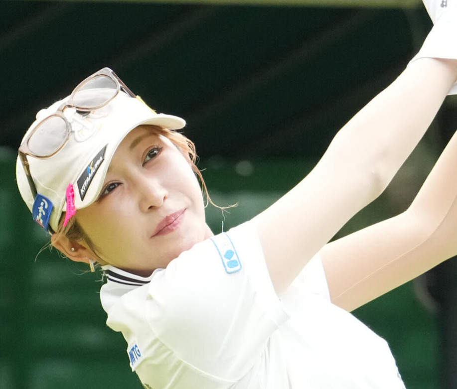 住友生命レディス東海C「1日目」　　1番、ティーショットを放つ金田久美子（撮影・森本幸一）