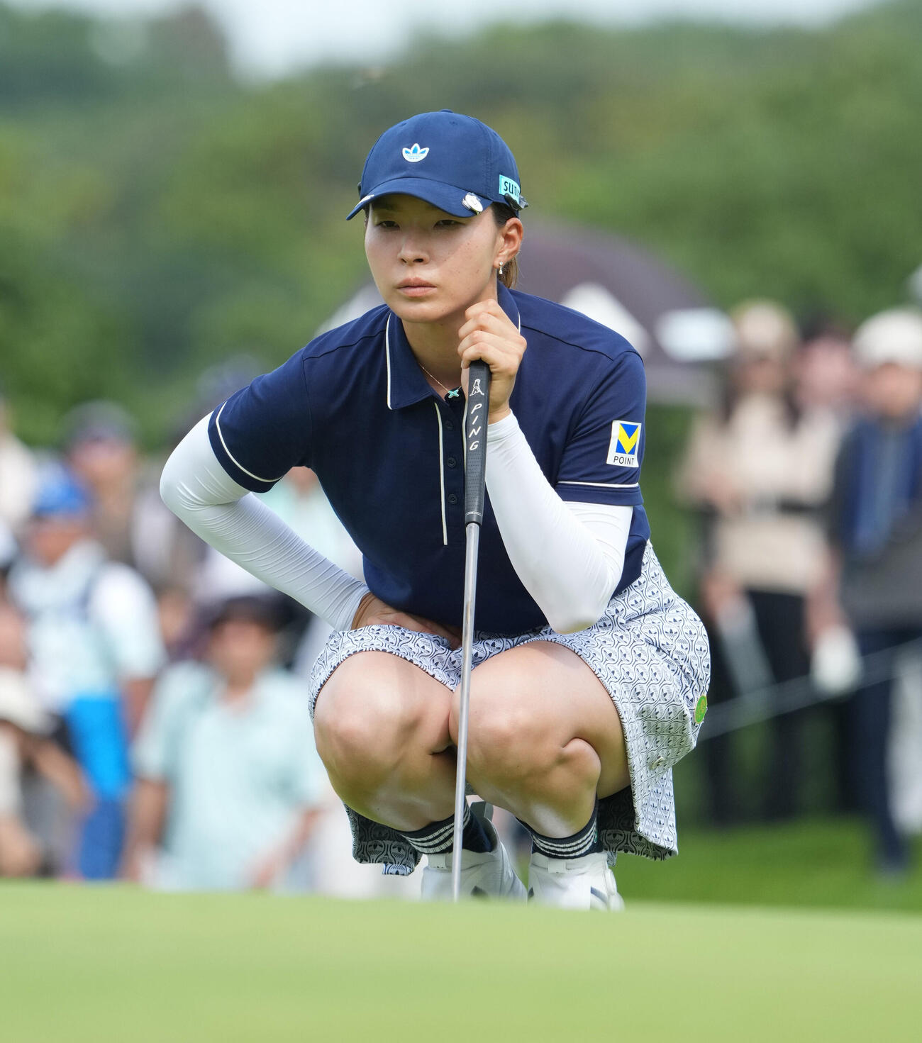 住友生命レディス東海C「1日目」　　17番、グリーン上でラインを読む渋野日向子（撮影・森本幸一）