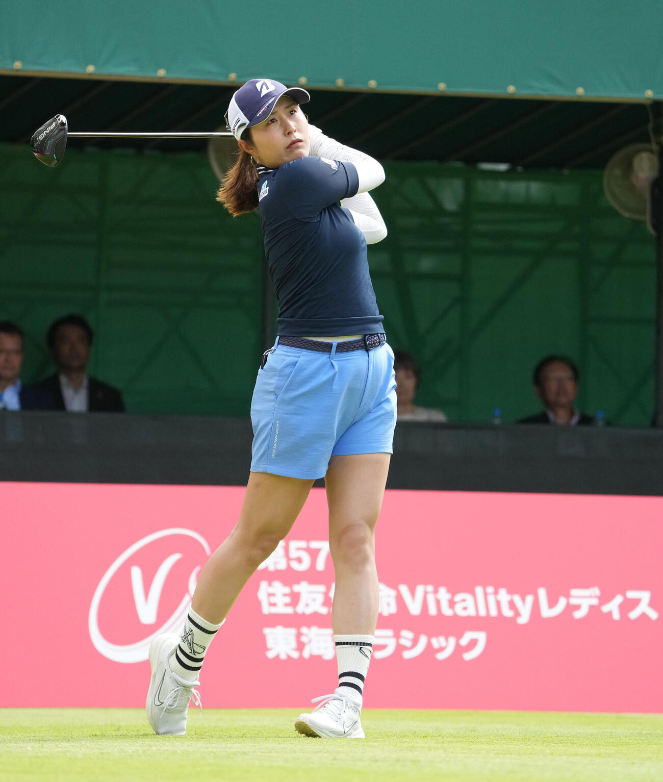 住友生命レディス東海C「1日目」　　1番、ティーショットを放つ大里桃子（撮影・森本幸一）