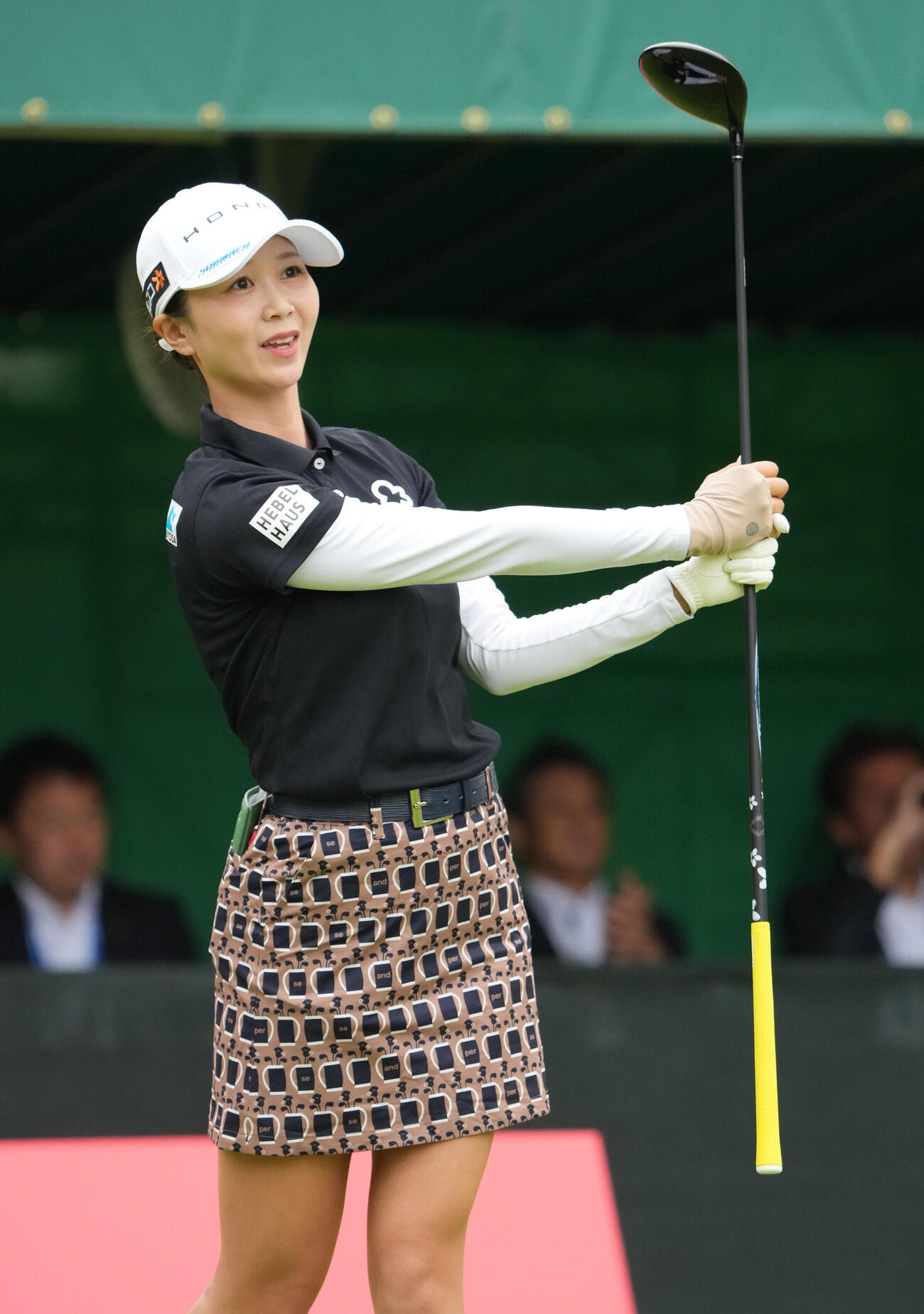 住友生命レディス東海C「1日目」　　1番、ティーショットを放ちコースを見つめる金沢志奈（撮影・森本幸一）