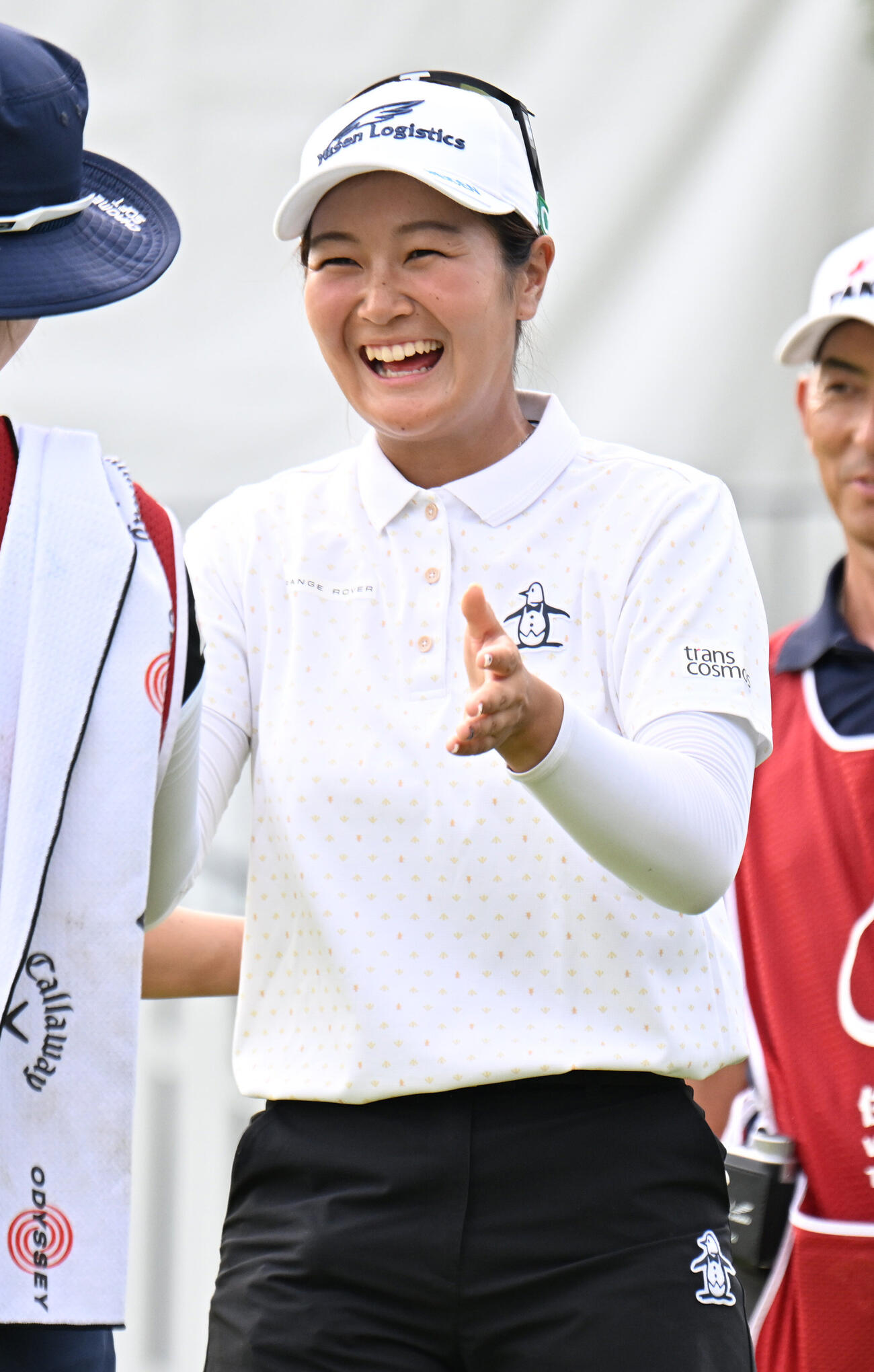 首位に立ち笑顔でホールアウトする神谷そら（撮影・和賀正仁）