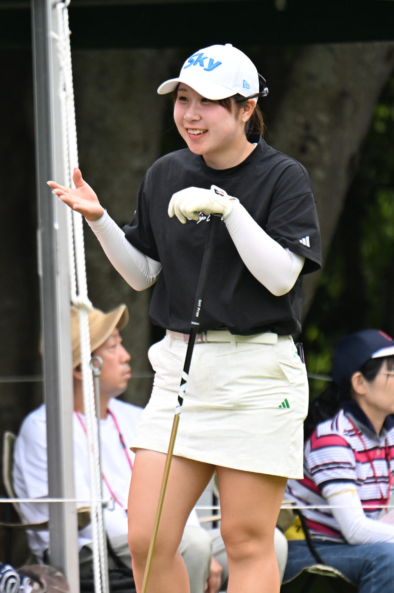 1番、ティーグラウンドで笑顔の荒木優奈（撮影・和賀正仁）