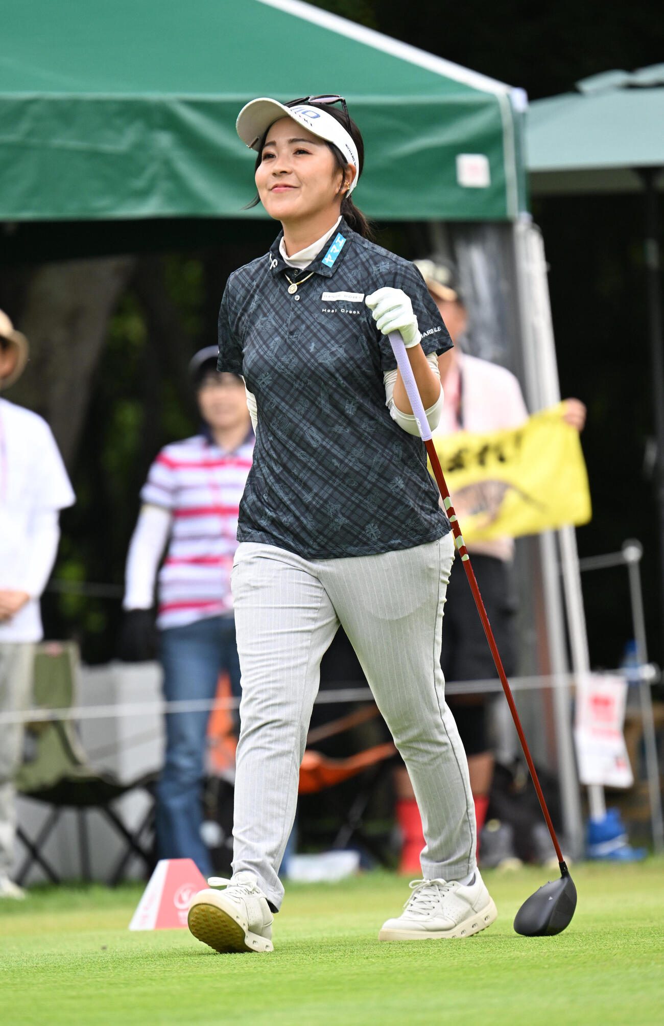 1番、笑顔でスタートする青木瀬令奈（撮影・和賀正仁）