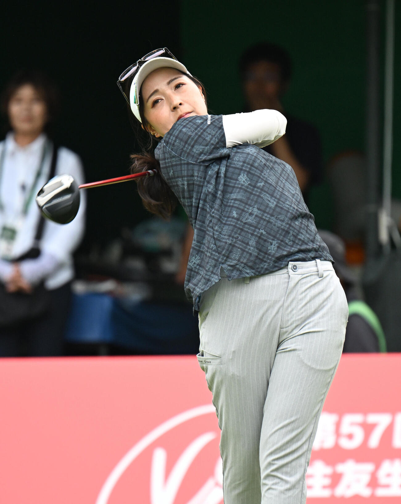 1番、ティーショットを打つ青木瀬令奈（撮影・和賀正仁）