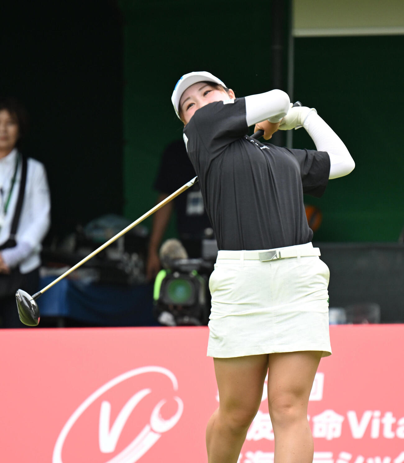 1番、ティーショットを打つ荒木優奈（撮影・和賀正仁）