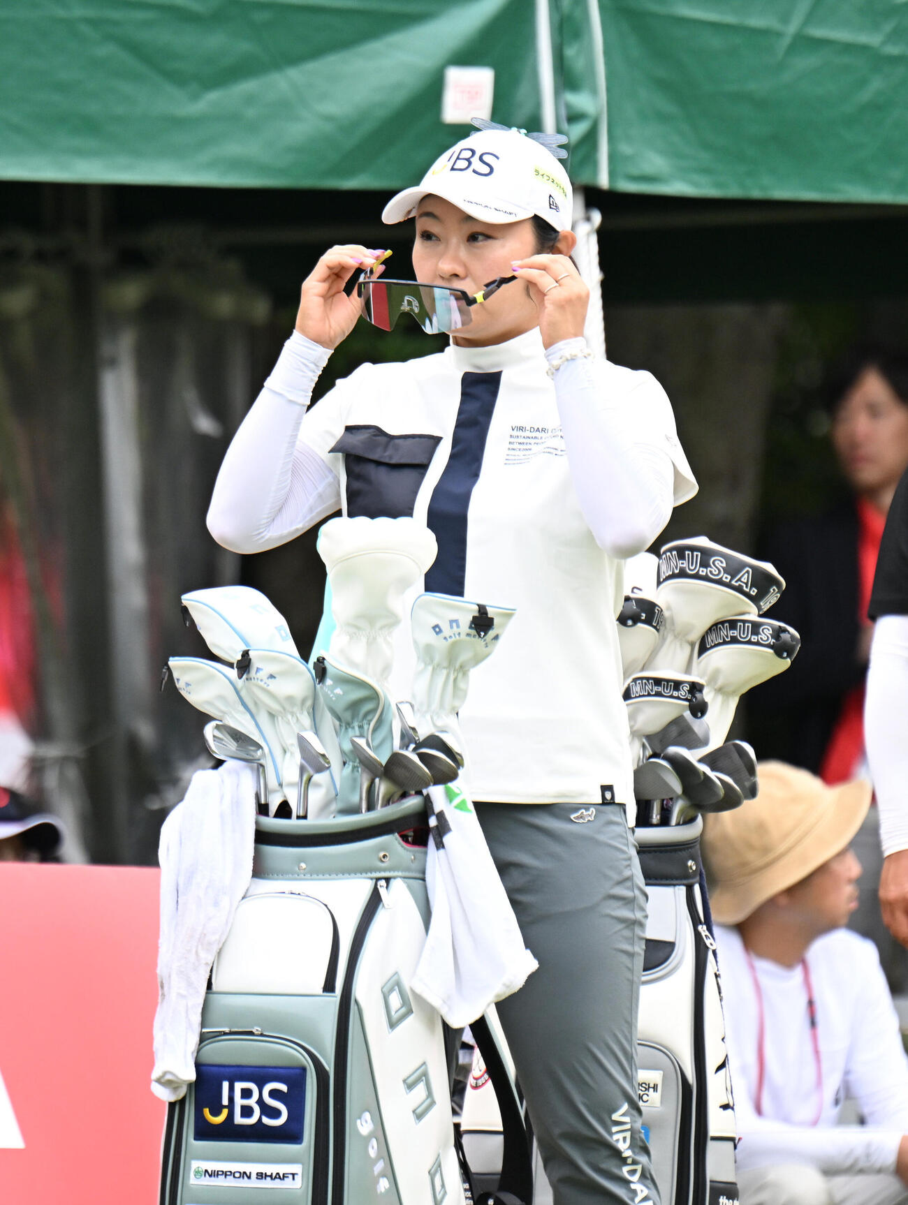 1番、ティーショットの準備をする藤田さいき（撮影・和賀正仁）