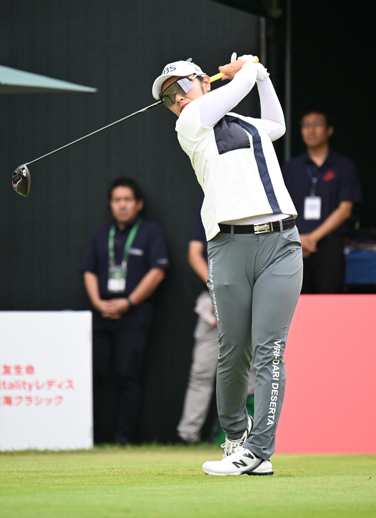 1番、ティーショットを打つ藤田さいき（撮影・和賀正仁）