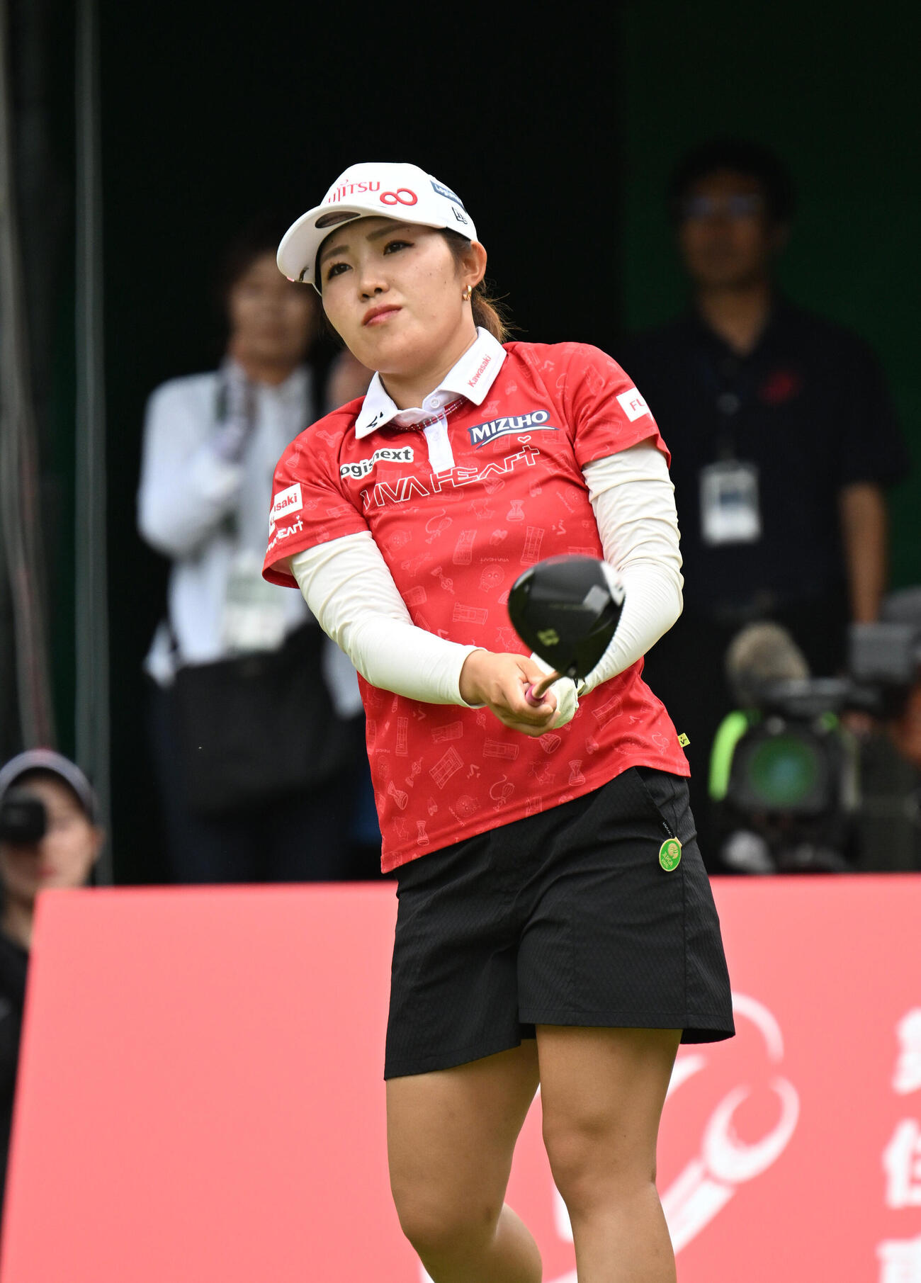 1番、ティーショットを打つ古江彩佳（撮影・和賀正仁）