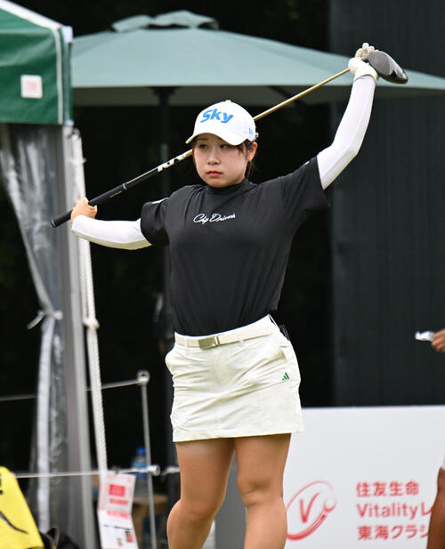 1番、ティーショットに備える荒木優奈(撮影・和賀正仁)