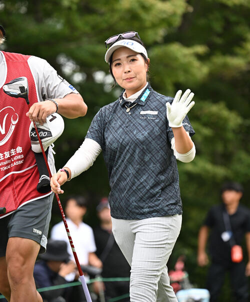 1番、笑顔でスタートする青木瀬令奈(撮影・和賀正仁)