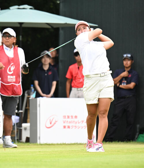 1番、ティーショットを打つ山城奈々(撮影・和賀正仁)