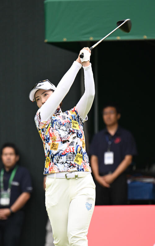 1番、ティーショットを打つ笠りつ子(撮影・和賀正仁)