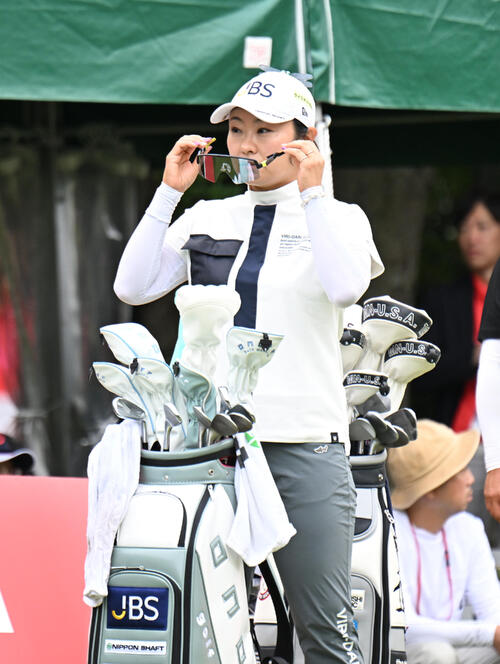 1番、ティーショットの準備をする藤田さいき(撮影・和賀正仁)