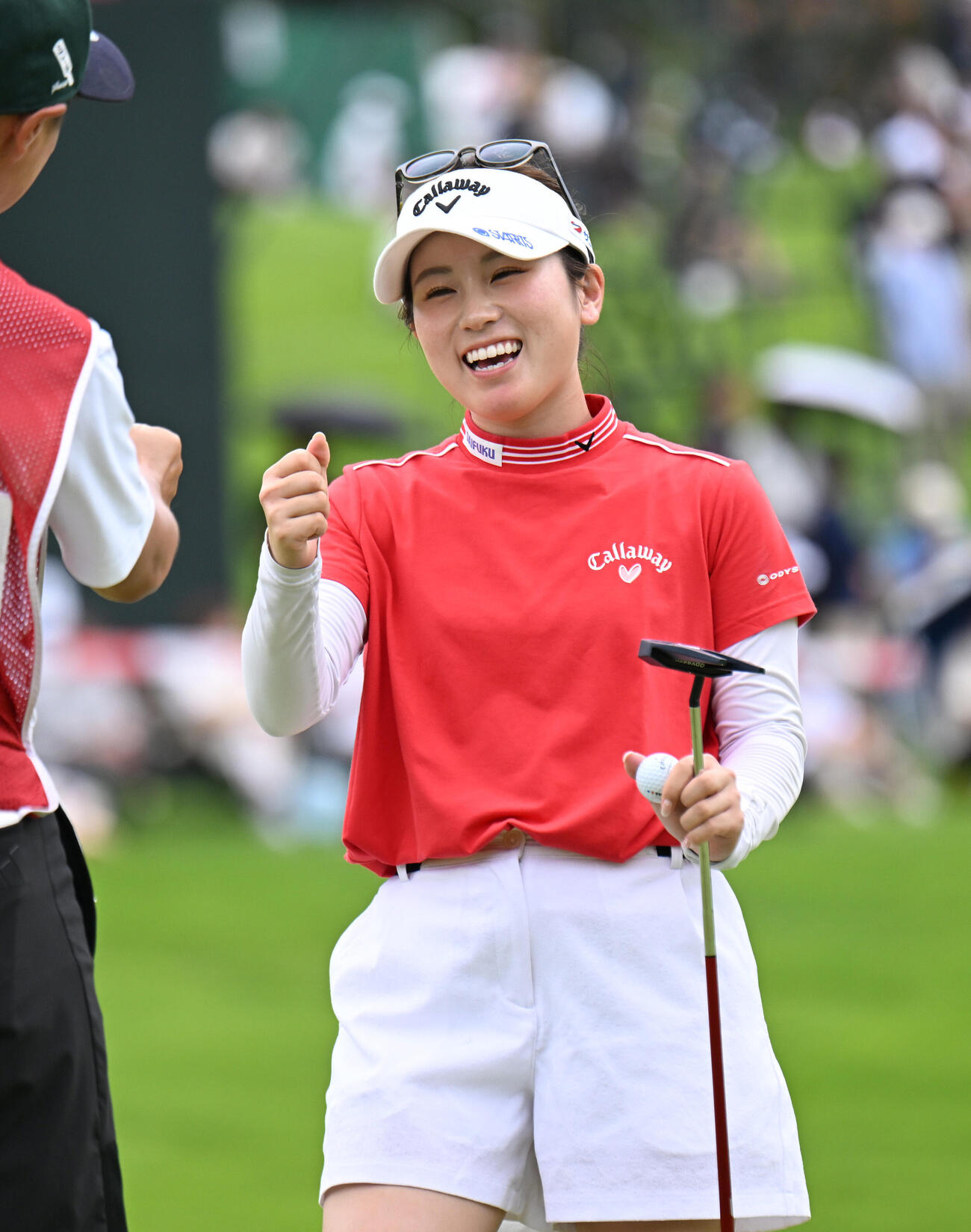 9番、バーディーフィニッシュしキャディーとグータッチする西村優菜（撮影・和賀正仁）