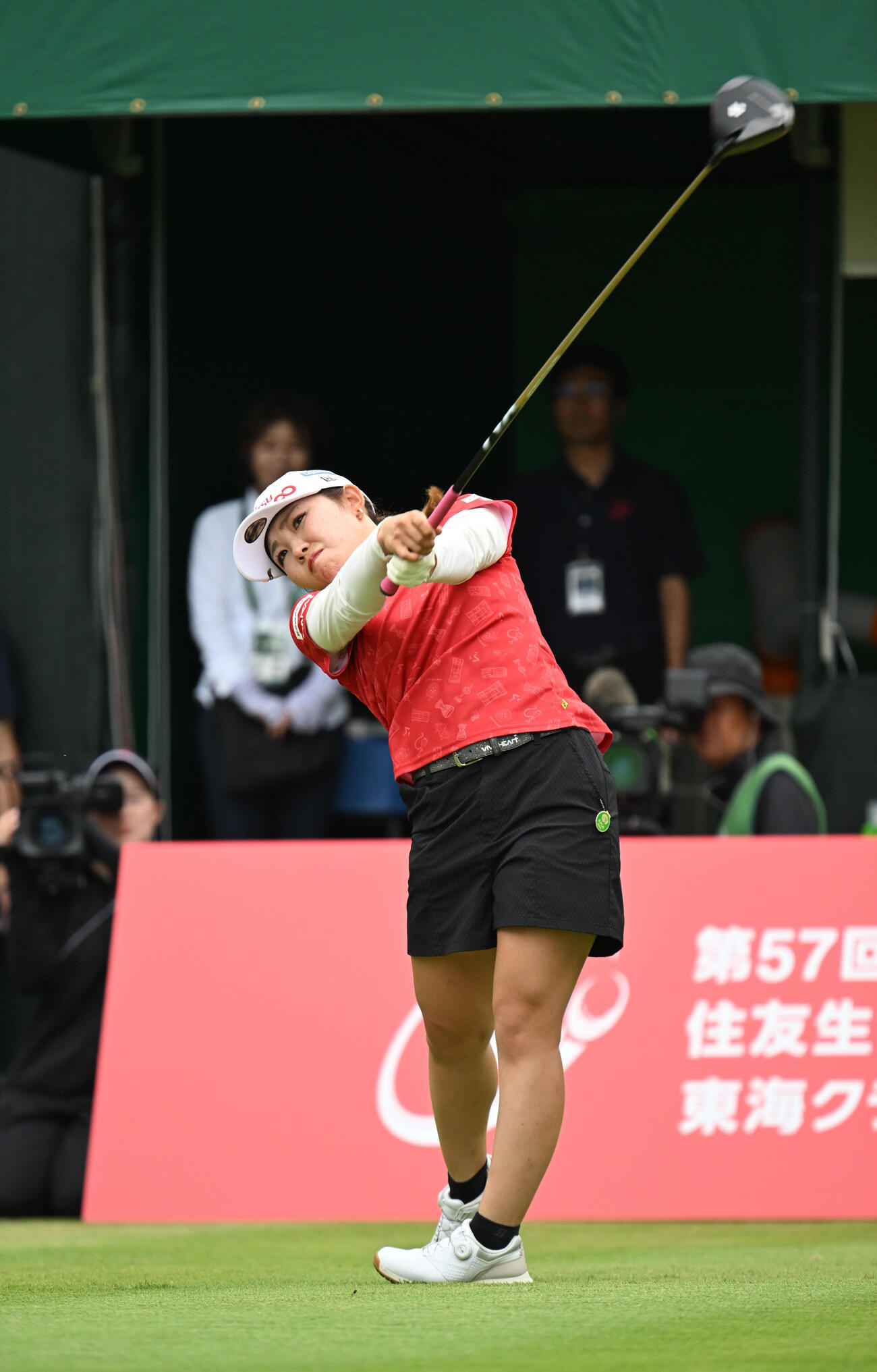 1番、ティーショットを打つ古江彩佳（撮影・和賀正仁）