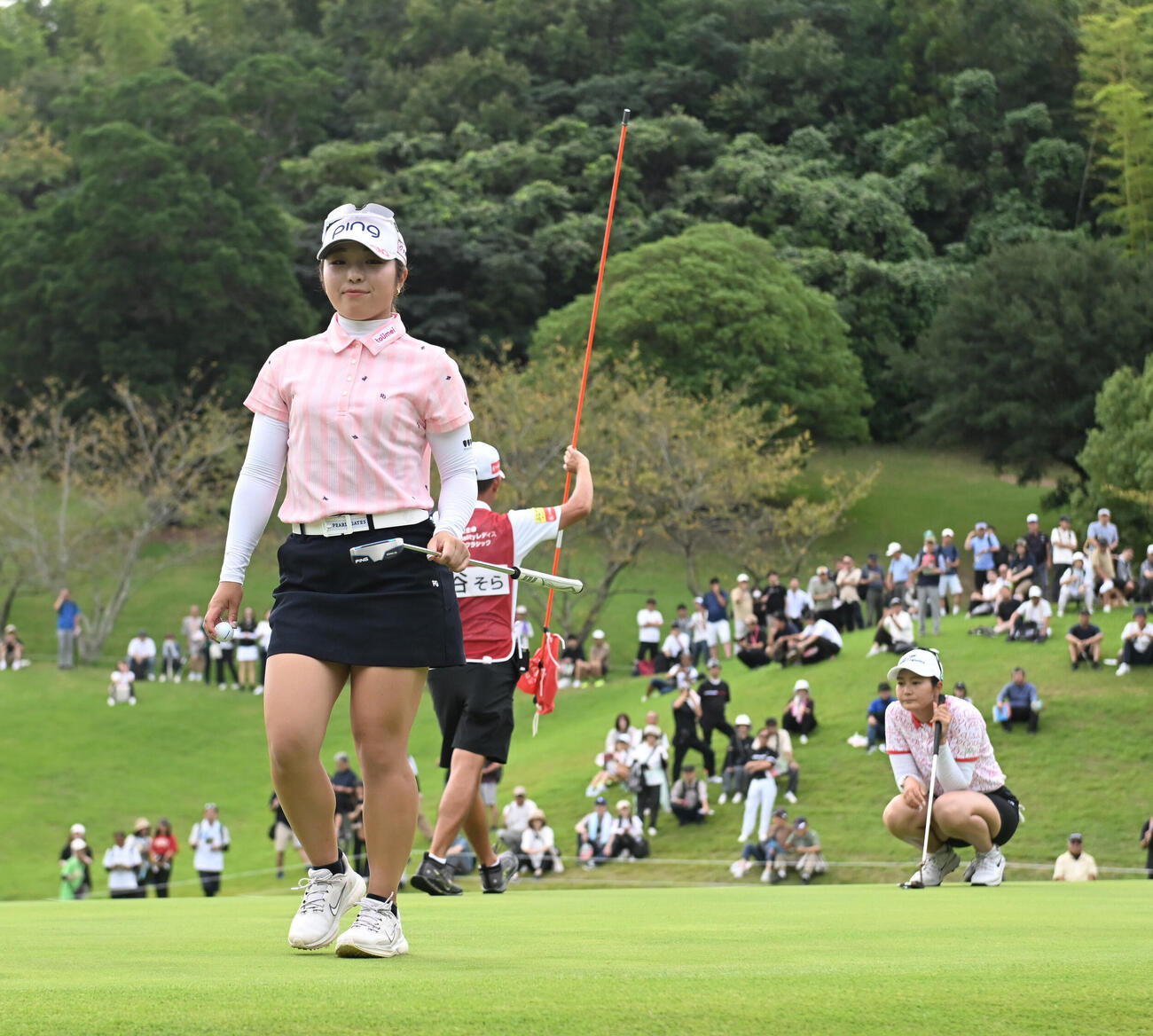 1番、バーディーパットを沈めた佐久間朱莉（撮影・和賀正仁）