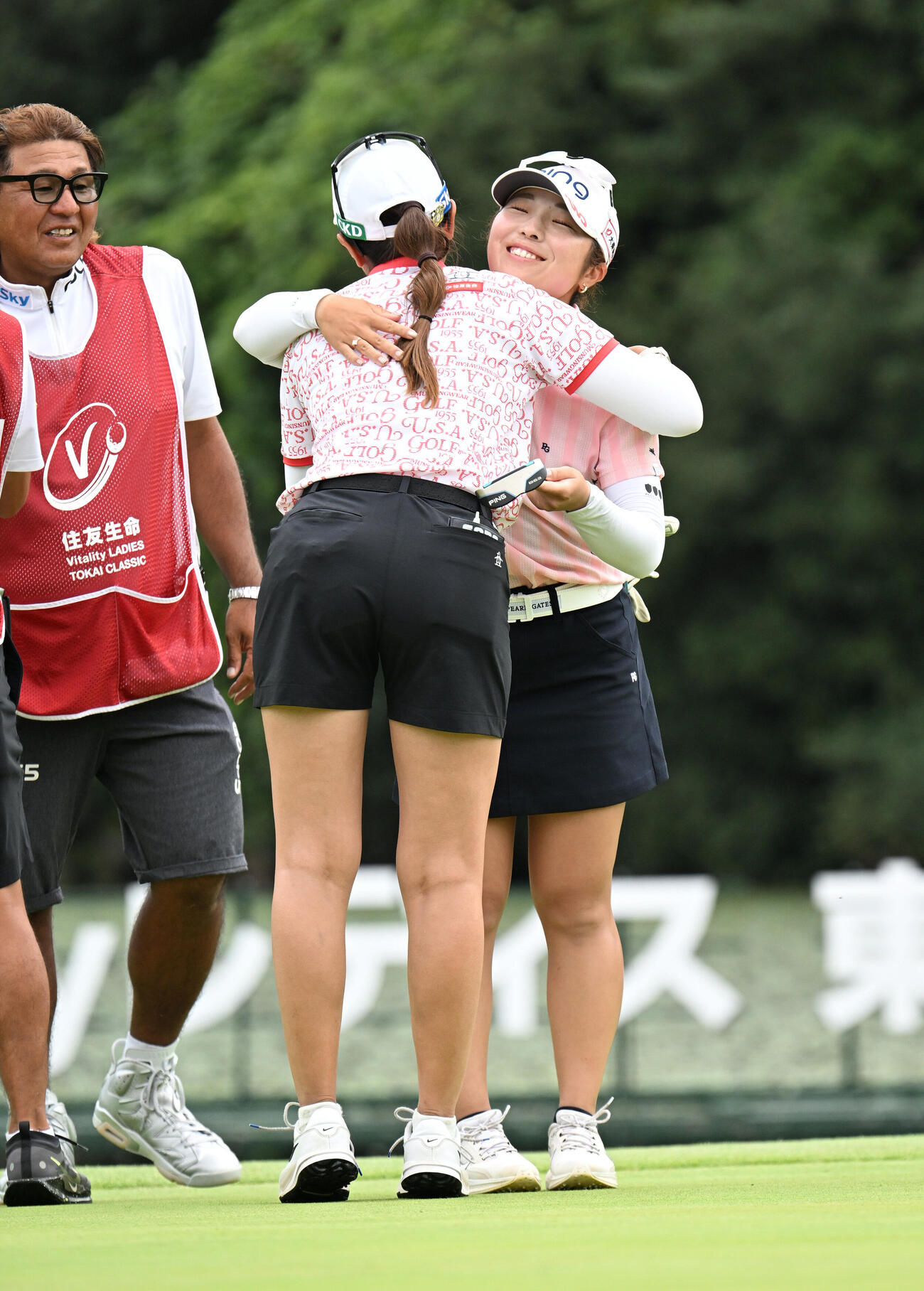 神谷そら（手前）とのプレーオフの末、優勝した佐久間朱莉は健闘をたたえあう（撮影・和賀正仁）