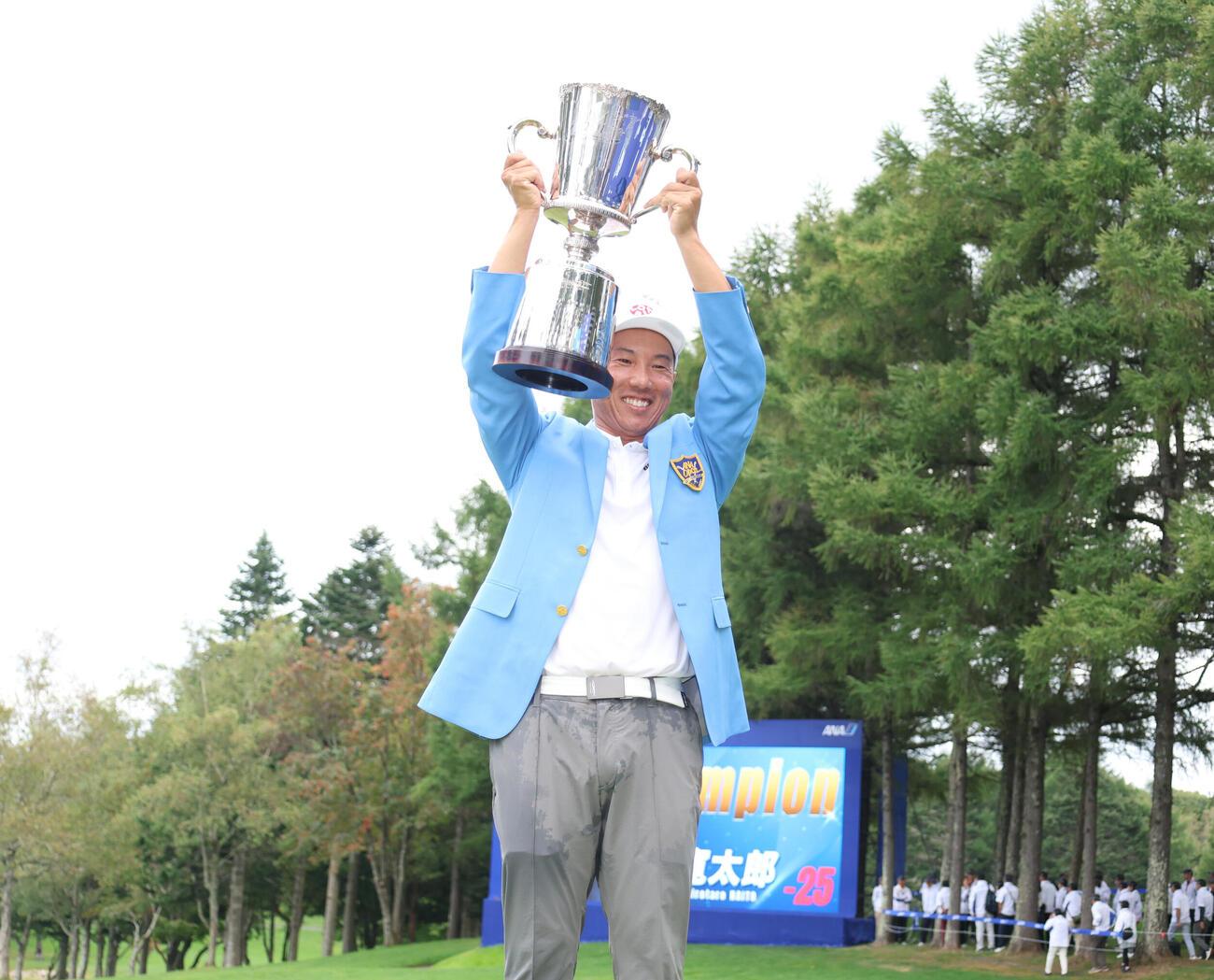 ANAゴルフトーナメントで初優勝し笑顔でカップを掲げる内藤寛太郎（撮影・増田悦実）