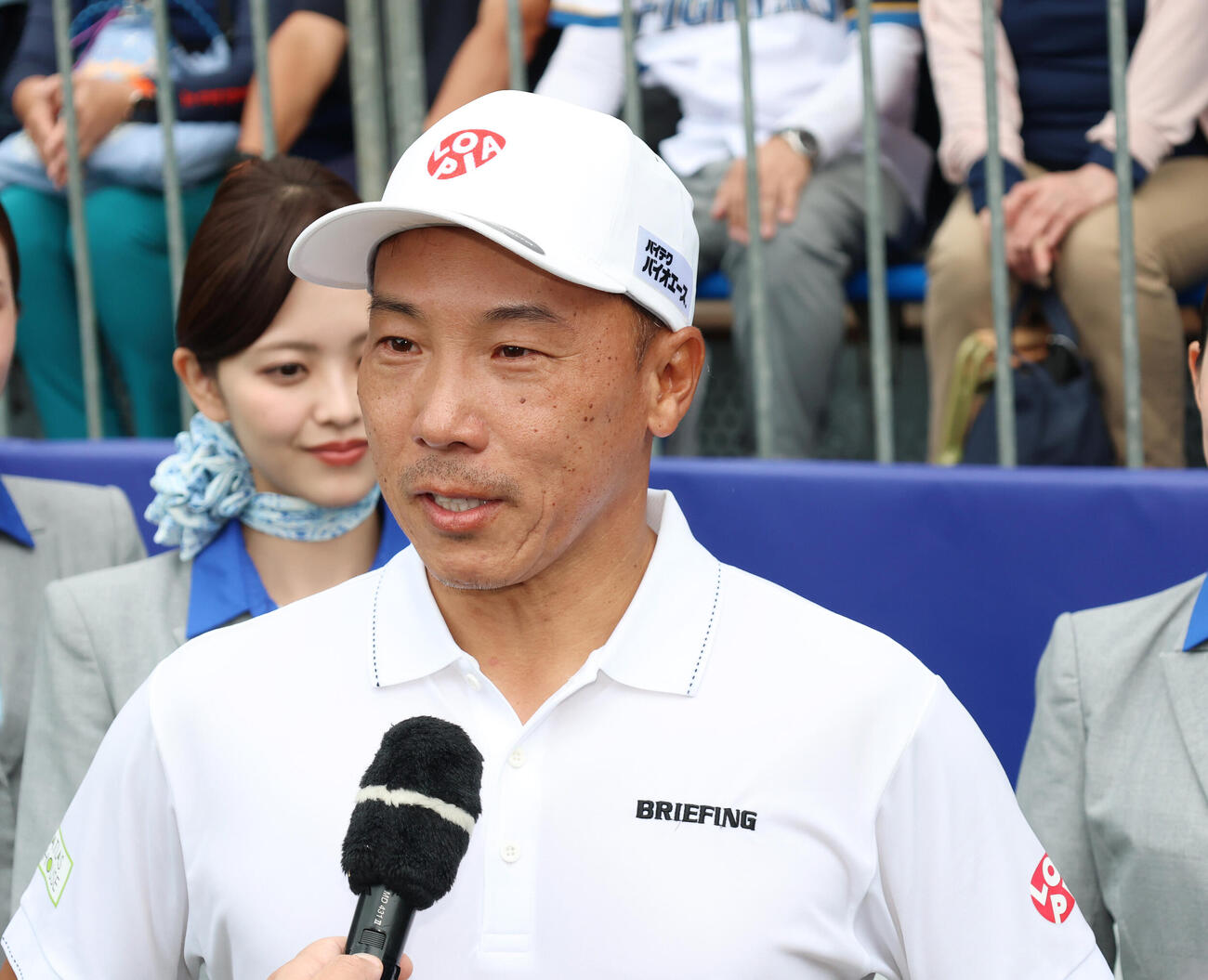 ANAゴルフトーナメントで初優勝し目に涙を浮かべインタビューに応える内藤寛太郎（撮影・増田悦実）
