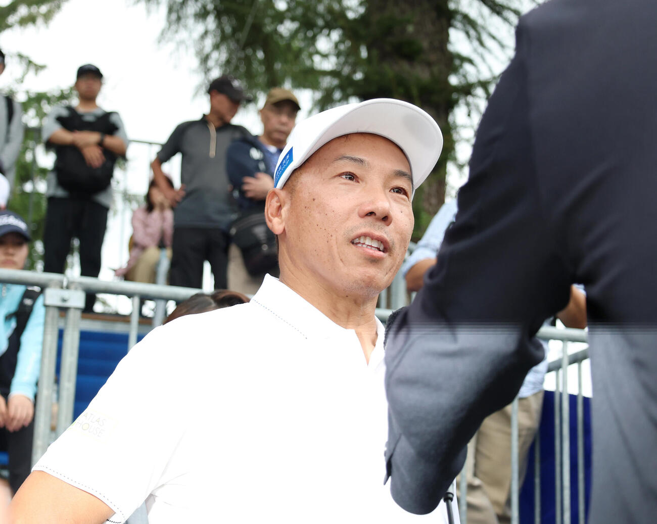 ANAゴルフトーナメントで初優勝し目に涙を浮かべインタビューに応える内藤寛太郎（撮影・増田悦実）