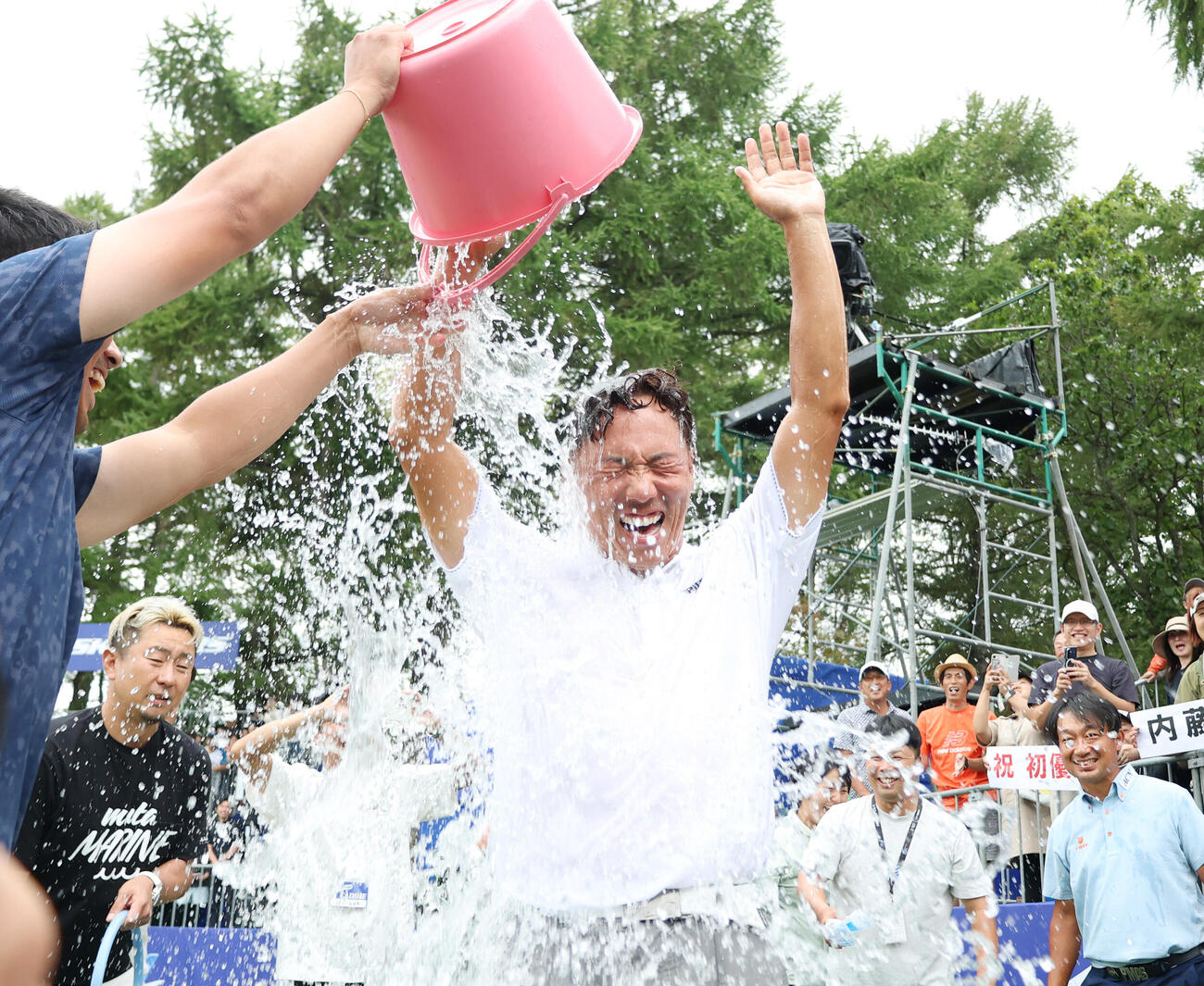 ANAゴルフトーナメントで初優勝した内藤寛太郎は、祝福のウォーターシャワーを浴びる