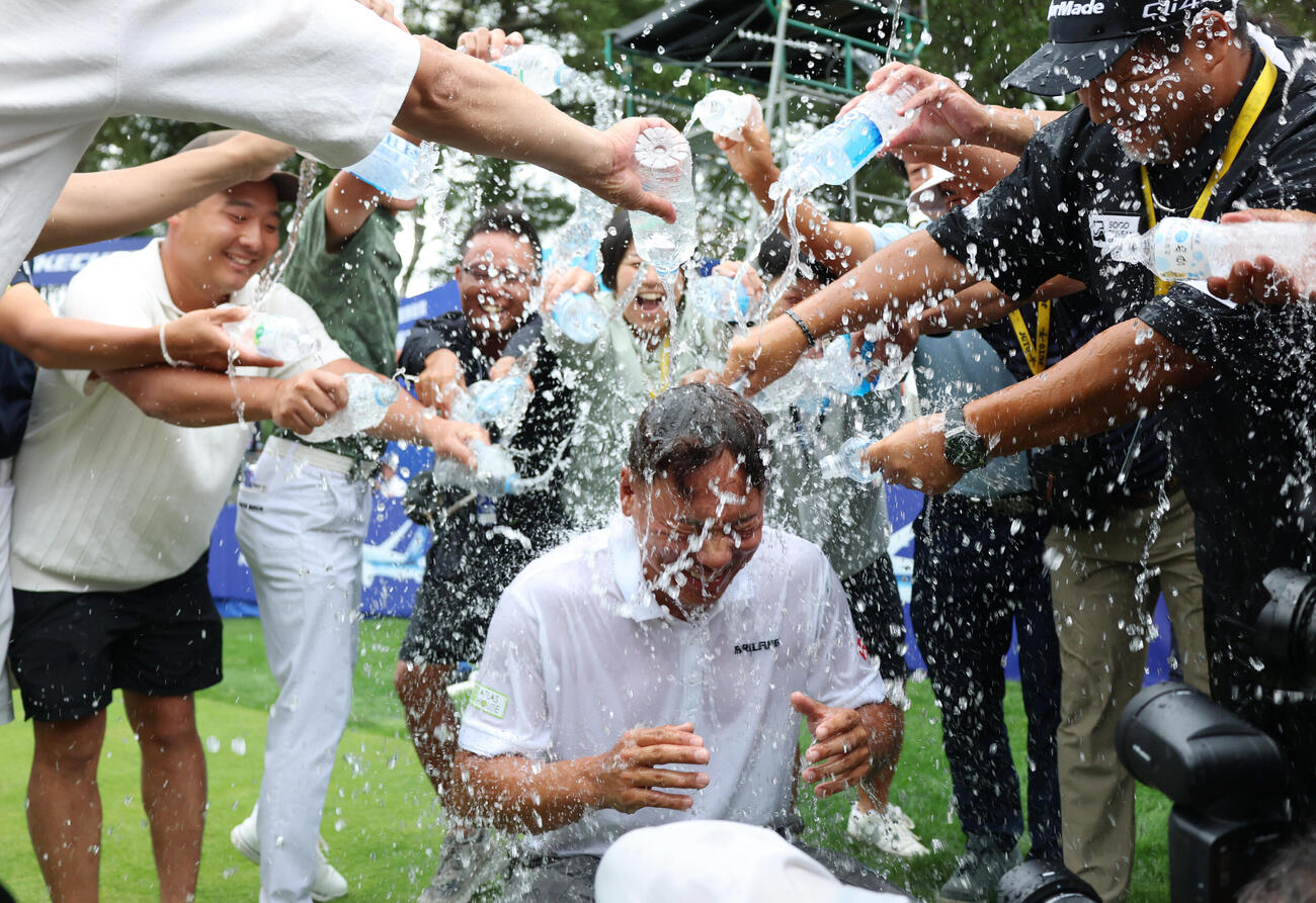 ANAゴルフトーナメントで初優勝し水をかけられる内藤寛太郎（撮影・増田悦実）