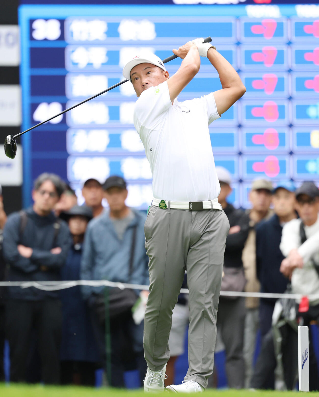 5番、ティーショットを放つ内藤寛太郎（撮影・増田悦実）