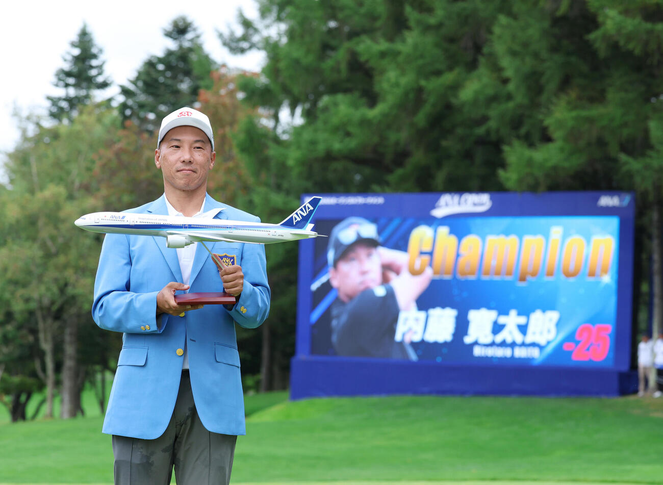 ANAゴルフトーナメントで初優勝しANAの飛行機を手に笑顔を見せる内藤寛太郎（撮影・増田悦実）