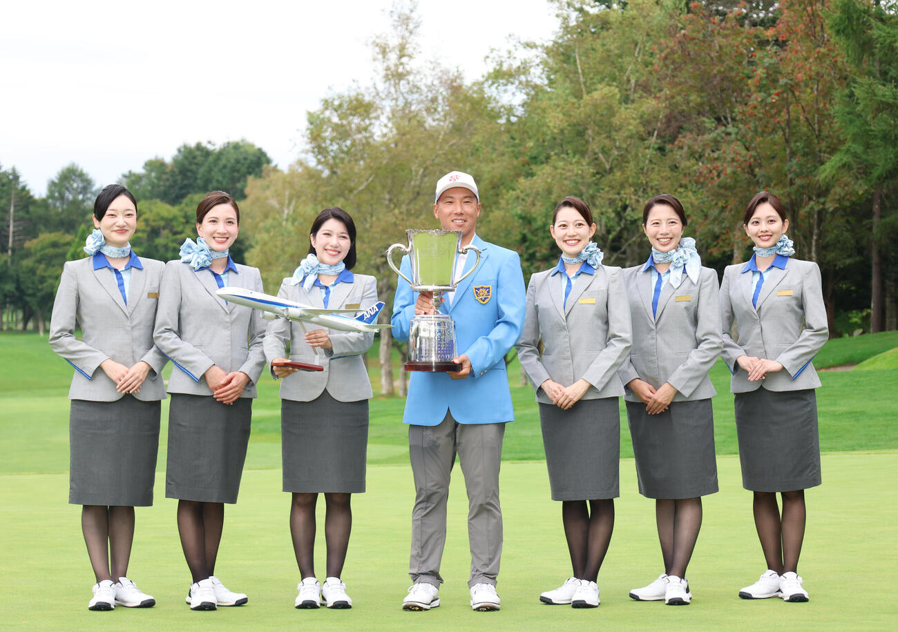 ANAゴルフトーナメントで初優勝しCAと笑顔を見せる内藤寛太郎（中央）（撮影・増田悦実）