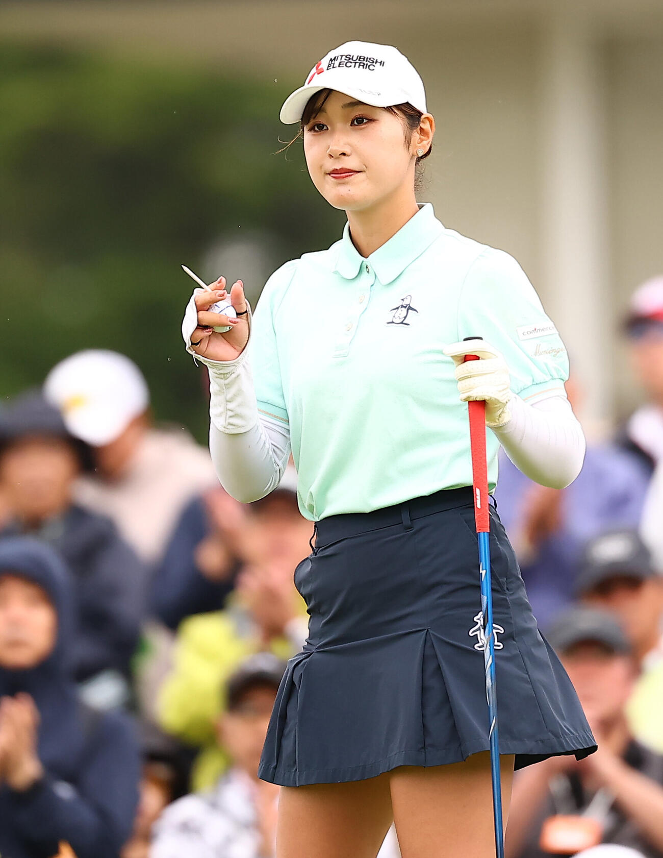 1番、第1打を放つ吉沢柚月（撮影・野上伸悟）