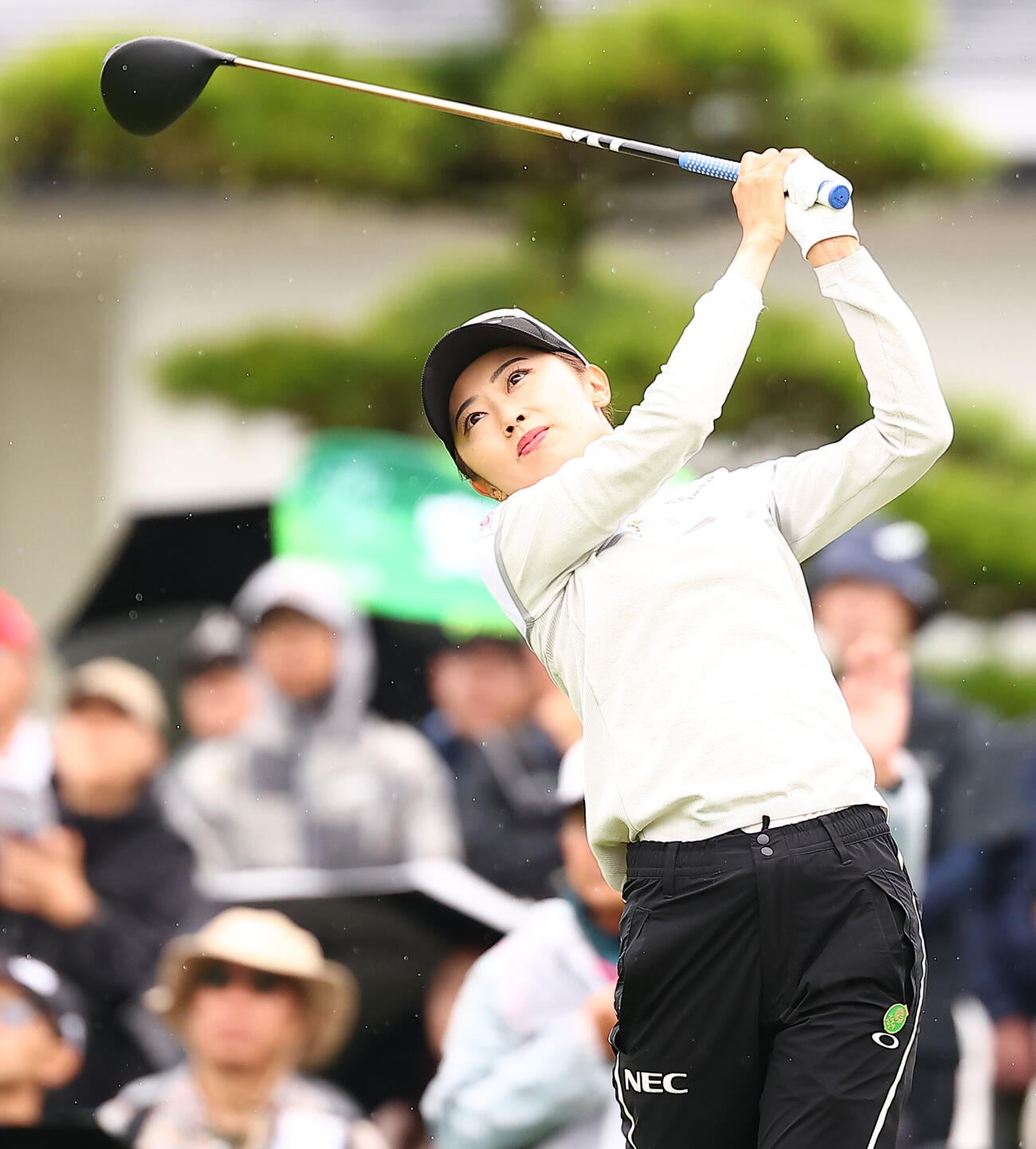 1番、第1打を放つ安田祐香（撮影・野上伸悟）