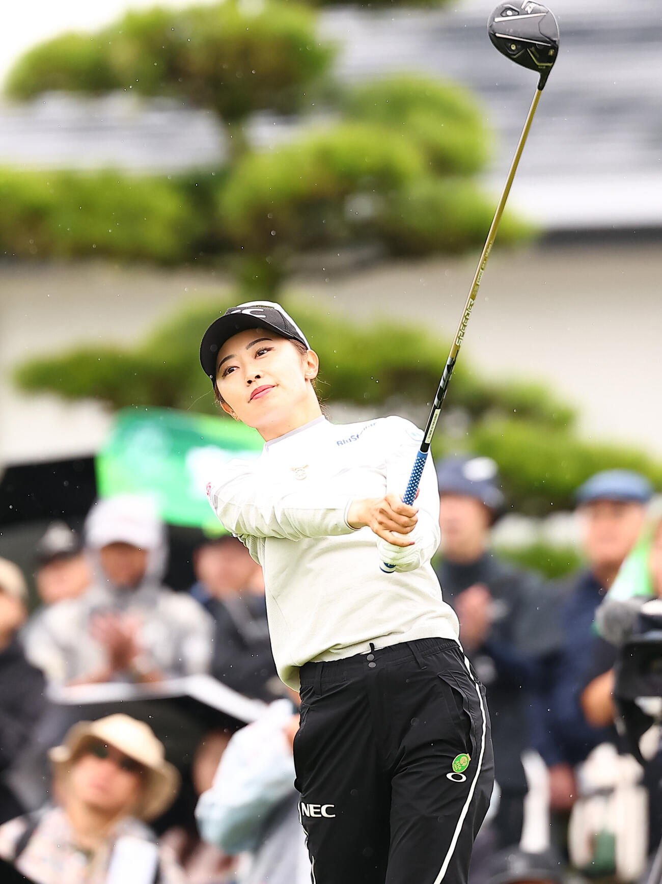 1番、第1打を放つ安田祐香（撮影・野上伸悟）