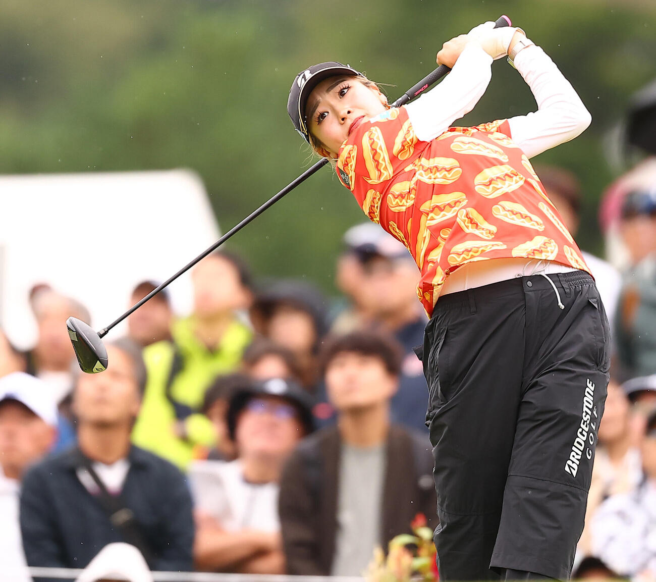 1番、第1打を放つ桑木志帆（撮影・野上伸悟）